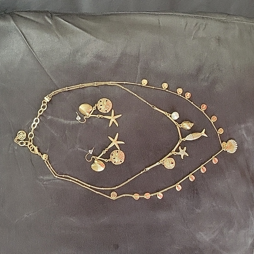 EUC Lilly Pulitzer gold costume necklace & earrings